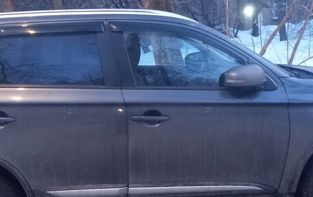 Mitsubishi Outlander III рестайлинг 3, 2018 год, 1 850 000 рублей, 2 фотография