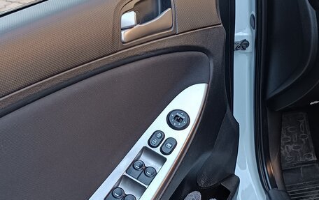 Hyundai Solaris II рестайлинг, 2016 год, 1 000 000 рублей, 10 фотография