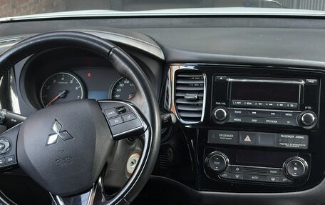 Mitsubishi Outlander III рестайлинг 3, 2017 год, 1 910 000 рублей, 8 фотография