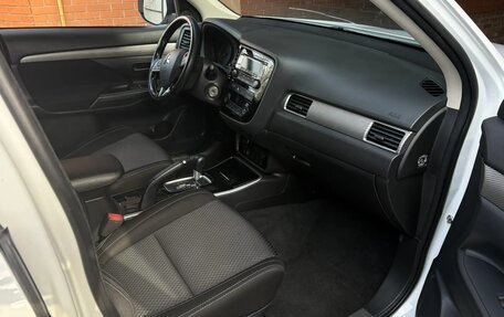 Mitsubishi Outlander III рестайлинг 3, 2017 год, 1 910 000 рублей, 9 фотография