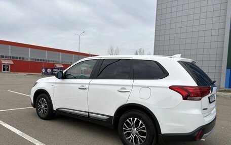 Mitsubishi Outlander III рестайлинг 3, 2017 год, 1 910 000 рублей, 6 фотография