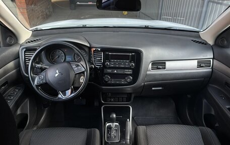 Mitsubishi Outlander III рестайлинг 3, 2017 год, 1 910 000 рублей, 7 фотография