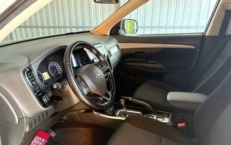 Mitsubishi Outlander III рестайлинг 3, 2017 год, 1 910 000 рублей, 10 фотография