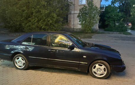 Mercedes-Benz E-Класс, 1996 год, 500 000 рублей, 2 фотография