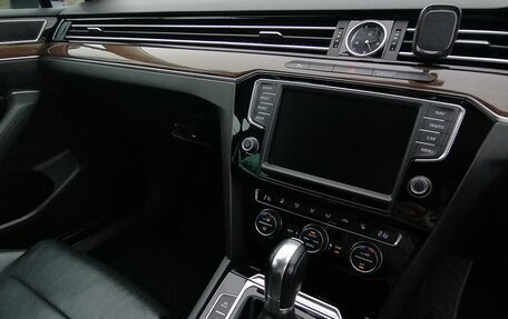 Volkswagen Passat B8 рестайлинг, 2015 год, 1 880 000 рублей, 15 фотография