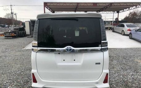 Toyota Voxy III, 2021 год, 2 350 000 рублей, 3 фотография