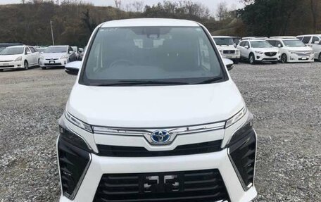 Toyota Voxy III, 2021 год, 2 350 000 рублей, 2 фотография