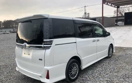 Toyota Voxy III, 2021 год, 2 350 000 рублей, 4 фотография