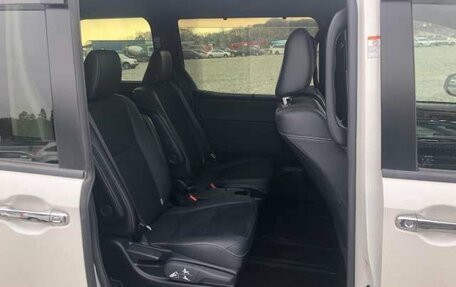 Toyota Voxy III, 2021 год, 2 350 000 рублей, 7 фотография