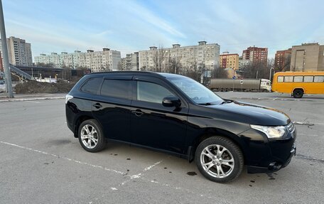 Mitsubishi Outlander III рестайлинг 3, 2013 год, 1 395 000 рублей, 2 фотография