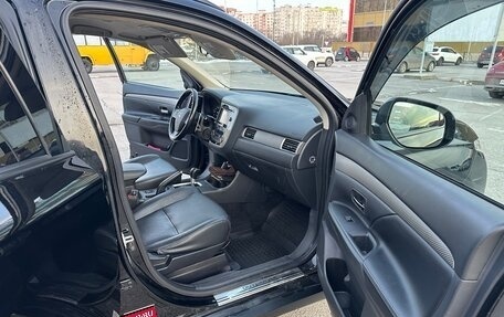 Mitsubishi Outlander III рестайлинг 3, 2013 год, 1 395 000 рублей, 15 фотография