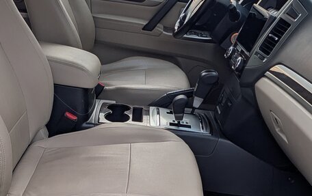 Mitsubishi Pajero IV, 2019 год, 3 990 000 рублей, 13 фотография