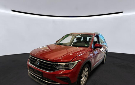 Volkswagen Tiguan II, 2022 год, 2 372 000 рублей, 1 фотография