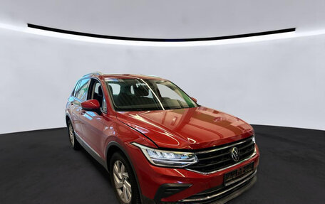 Volkswagen Tiguan II, 2022 год, 2 372 000 рублей, 3 фотография
