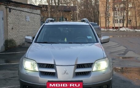 Mitsubishi Outlander III рестайлинг 3, 2004 год, 800 000 рублей, 12 фотография