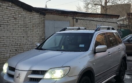 Mitsubishi Outlander III рестайлинг 3, 2004 год, 800 000 рублей, 16 фотография