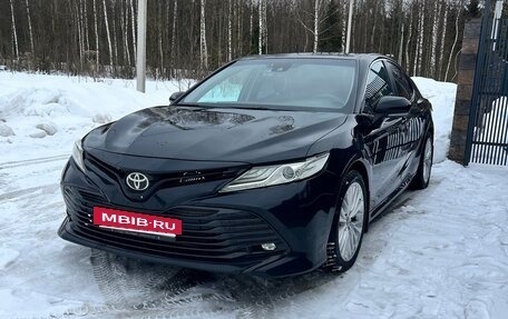 Toyota Camry, 2018 год, 1 989 000 рублей, 10 фотография