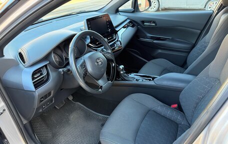 Toyota C-HR I рестайлинг, 2020 год, 2 600 000 рублей, 8 фотография