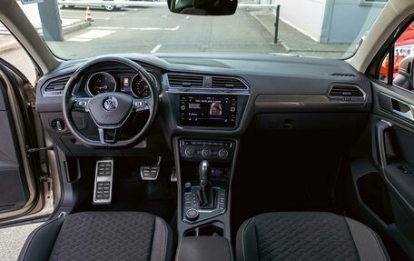 Volkswagen Tiguan II, 2018 год, 2 295 000 рублей, 16 фотография