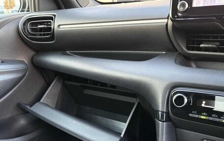 Toyota Yaris, 2022 год, 872 000 рублей, 9 фотография