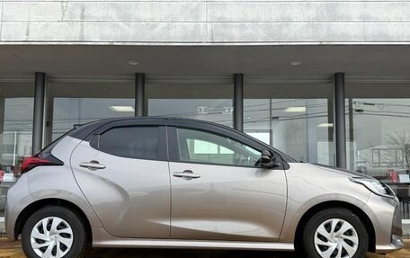 Toyota Yaris, 2022 год, 862 000 рублей, 3 фотография