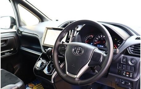 Toyota Voxy III, 2021 год, 1 770 000 рублей, 14 фотография