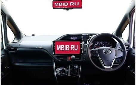 Toyota Voxy III, 2021 год, 1 770 000 рублей, 13 фотография