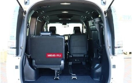 Toyota Voxy III, 2021 год, 1 770 000 рублей, 29 фотография