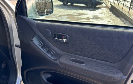 Toyota Kluger I, 2003 год, 1 300 000 рублей, 23 фотография