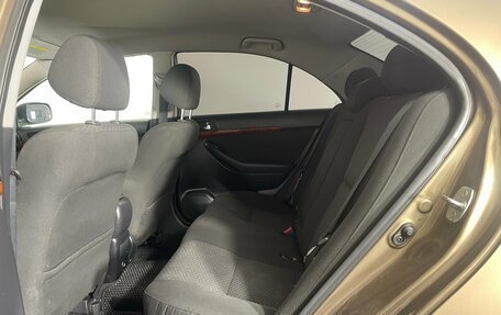 Toyota Avensis III рестайлинг, 2004 год, 645 000 рублей, 23 фотография