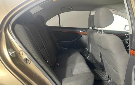 Toyota Avensis III рестайлинг, 2004 год, 645 000 рублей, 24 фотография