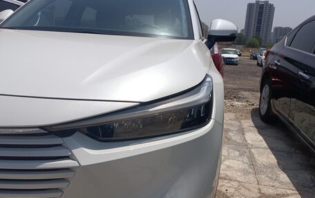 Honda Vezel, 2023 год, 1 940 000 рублей, 3 фотография