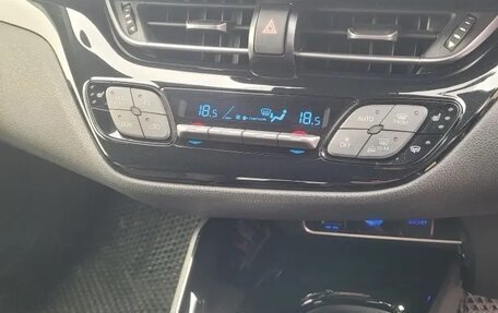 Toyota C-HR I рестайлинг, 2017 год, 2 200 000 рублей, 15 фотография