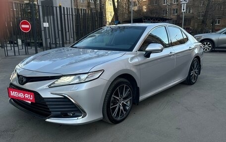 Toyota Camry, 2022 год, 3 450 000 рублей, 2 фотография
