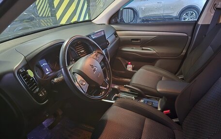 Mitsubishi Outlander III рестайлинг 3, 2018 год, 2 100 000 рублей, 12 фотография