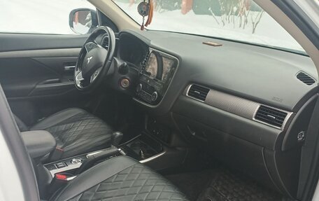 Mitsubishi Outlander III рестайлинг 3, 2018 год, 2 185 000 рублей, 12 фотография