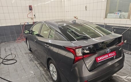 Toyota Prius IV XW50, 2019 год, 2 130 000 рублей, 5 фотография