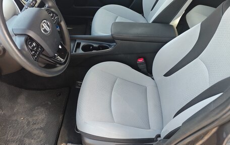 Toyota Prius IV XW50, 2019 год, 2 130 000 рублей, 15 фотография