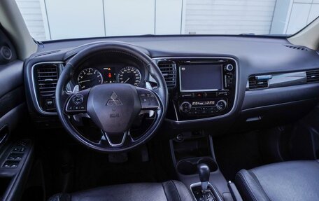 Mitsubishi Outlander III рестайлинг 3, 2015 год, 1 995 000 рублей, 12 фотография