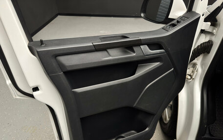 Volkswagen Caravelle T6 рестайлинг, 2017 год, 2 900 000 рублей, 15 фотография