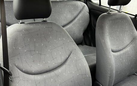 Toyota Yaris I рестайлинг, 2001 год, 499 900 рублей, 22 фотография