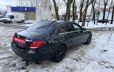 Mercedes-Benz E-Класс, 2020 год, 3 000 000 рублей, 4 фотография