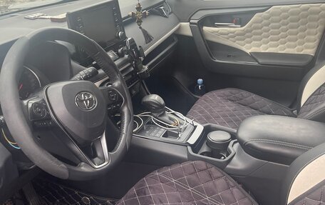 Toyota RAV4, 2019 год, 3 860 000 рублей, 10 фотография