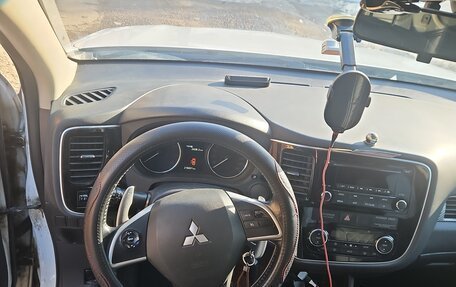 Mitsubishi Outlander III рестайлинг 3, 2013 год, 1 300 000 рублей, 2 фотография