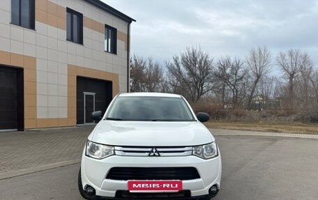 Mitsubishi Outlander III рестайлинг 3, 2014 год, 1 690 000 рублей, 2 фотография
