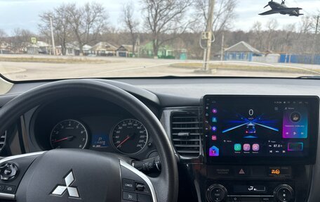 Mitsubishi Outlander III рестайлинг 3, 2014 год, 1 690 000 рублей, 10 фотография