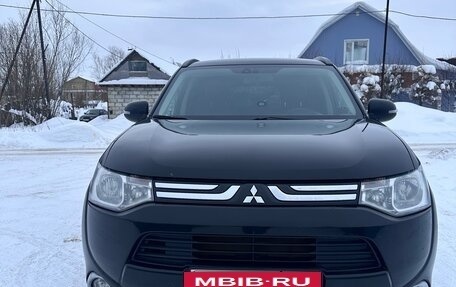 Mitsubishi Outlander III рестайлинг 3, 2014 год, 1 450 000 рублей, 2 фотография