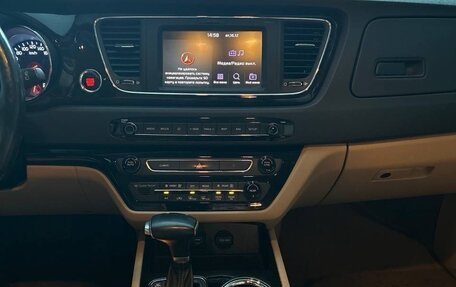 KIA Carnival III, 2018 год, 2 380 000 рублей, 14 фотография