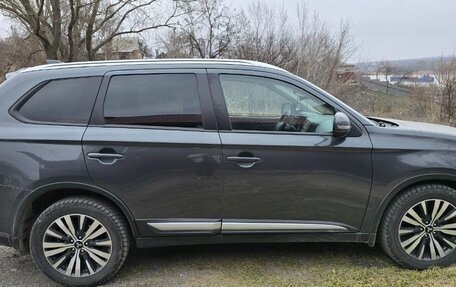 Mitsubishi Outlander III рестайлинг 3, 2021 год, 2 400 000 рублей, 4 фотография