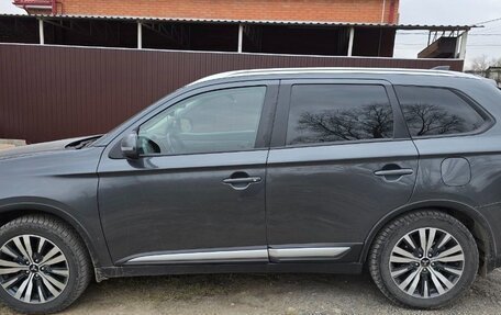 Mitsubishi Outlander III рестайлинг 3, 2021 год, 2 400 000 рублей, 7 фотография